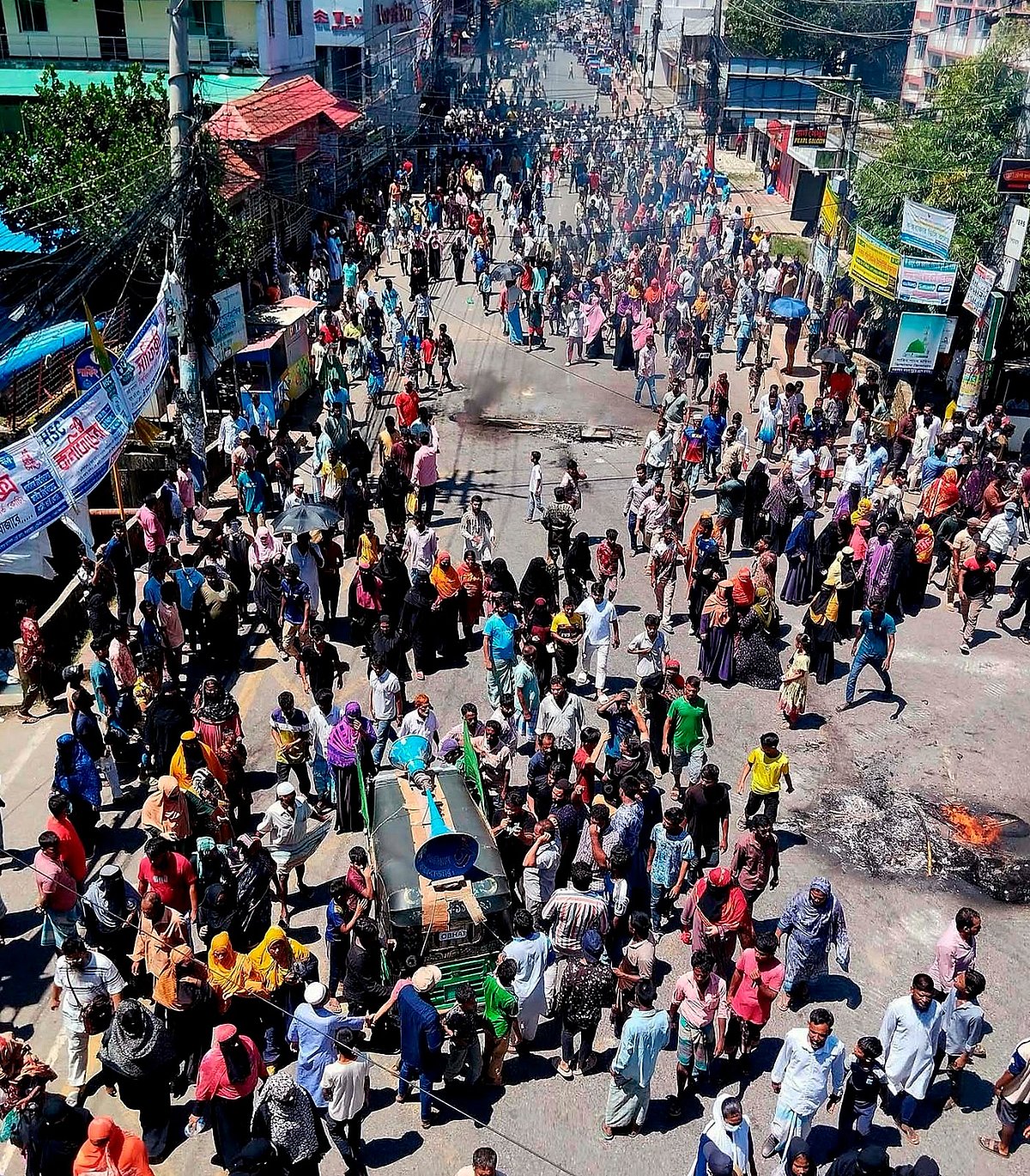 বাঁকখালী নদীর উচ্ছেদ অভিযান বন্ধের দাবিতে কক্সবাজারের প্রধান সড়ক অবরোধ করে বিক্ষোভ করছেন বাসিন্দারা। আজ বেলা ১১টার দিকে তোলা