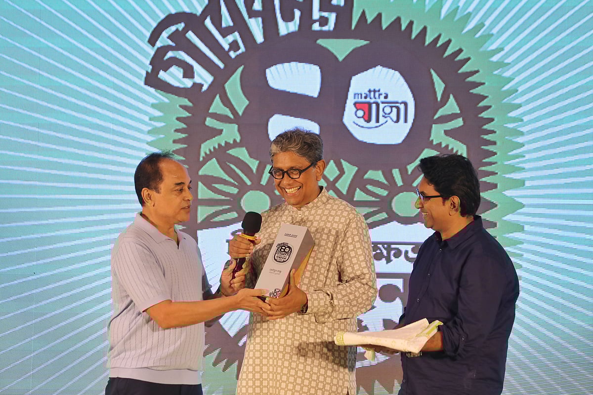 সংগীতশিল্পী আইয়ুব বাচ্চুর মরণোত্তর সম্মাননা তুলে দেন স্কয়ার গ্রুপের পরিচালক অঞ্জন চৌধুরী। সম্মাননা গ্রহণ করেন সংস্কৃতিজন আফজাল হোসেন ও এলআরবির সদস্য আব্দুল্লাহ আল মাসুদ। শুক্রবার সন্ধ্যায় রাজধানীর আলোকি কনভেনশন সেন্টারে