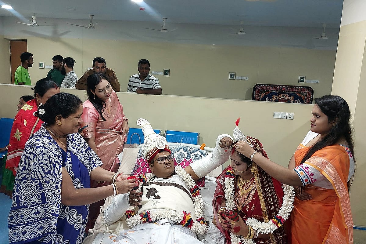 হাসপাতালের শয্যায় শুয়ে থাকা অবস্থাতেই দুই হাতে ব্যান্ডেজ বাঁধা আনন্দ কনের মাথায় সিঁদুর পরিয়ে দিচ্ছেন