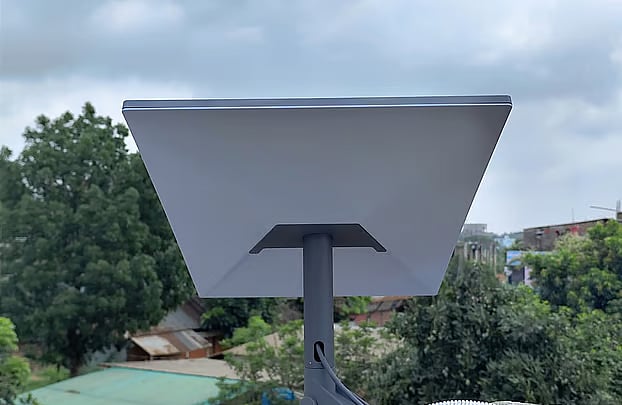 কেরানীগঞ্জের একটি বাড়ির ছাদে স্টারলিংকের অ্যানটেনা