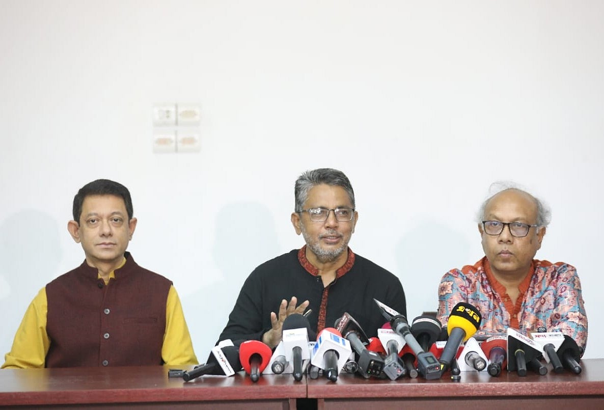 ডাকসু নির্বাচনের প্রধান রিটার্নিং কর্মকর্তা অধ্যাপক মোহাম্মদ জসীম উদ্দিন বক্তব্য দিচ্ছেন