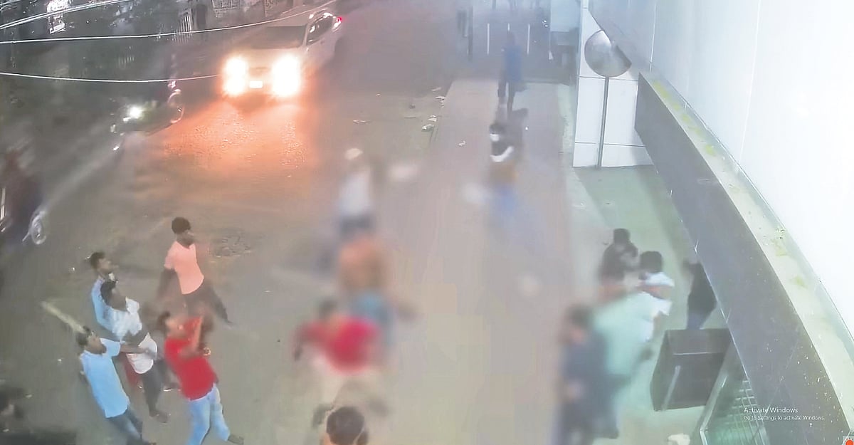 দেশীয় অস্ত্র হাতে সোহাগ পরিবহন কার্যালয়ে হামলা। গত বুধবার রাতে মালিবাগে