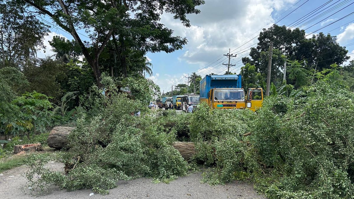 ফরিদপুরে সংসদীয় আসন পুনর্নির্ধারণ করতে গিয়ে ভাঙ্গা উপজেলাকে বিভক্ত করার সিদ্ধান্তের প্রতিবাদে মহাসড়ক অবরোধ। আজ শুক্রবার বেলা সাড়ে ১২টার দিকে ভাঙ্গা উপজেলার হামিরদী বাসস্ট্যান্ড এলাকায়