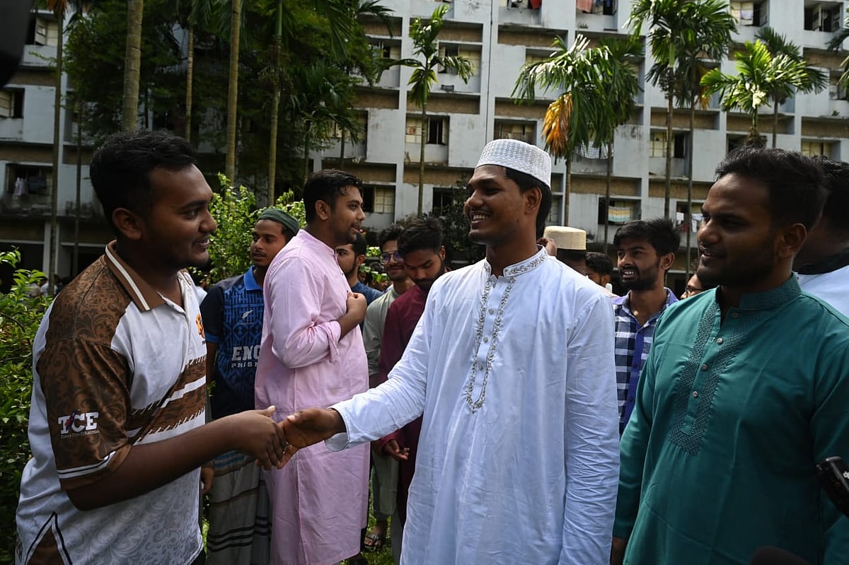 জুমার নামাজ শেষে ঢাকা বিশ্ববিদ্যালয়ের হাজী মুহম্মদ মুহসীন হলের সামনে প্রচার চালান ছাত্রদল–সমর্থিত সহসভাপতি প্রার্থী আবিদুল ইসলাম। ৫ আগস্ট, ঢাকা বিশ্ববিদ্যালয়