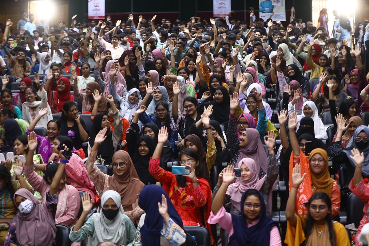 সিলেটে শিখো–প্রথম আলো আয়োজিত জিপিএ–৫ সংবর্ধনা অনুষ্ঠানে উচ্ছ্বসিত শিক্ষার্থীরা। শুক্রবার সকালে সিলেটের শাহজালাল বিজ্ঞান ও প্রযুক্তি বিশ্ববিদ্যালয়ের কেন্দ্রীয় মিলনায়তনে