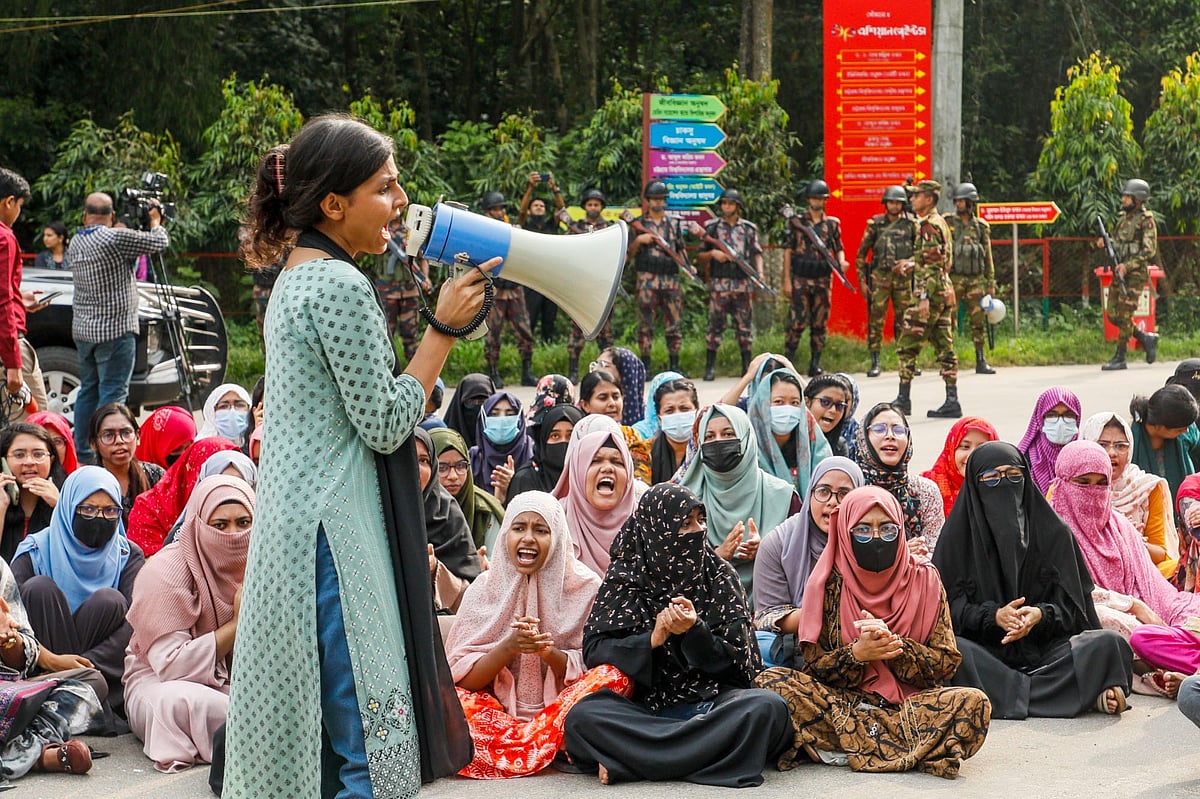 উপাচার্যের পদত্যাগ দাবিতে ছাত্রীদের বিক্ষোভ। গত সোমবার