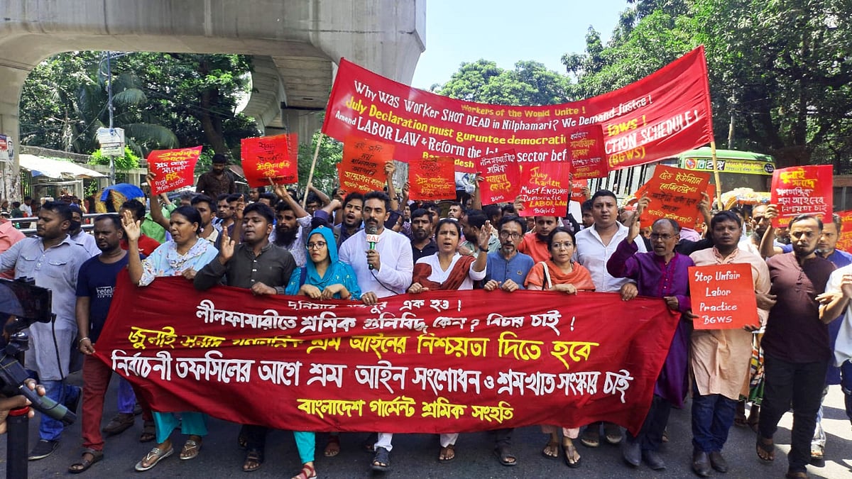 নীলফামারীতে আইনশৃঙ্খলা বাহিনীর গুলিতে এক শ্রমিক নিহতের প্রতিবাদে ঢাকায় বিক্ষোভ মিছিল করেছে গার্মেন্ট শ্রমিক সংহতি। আজ শুক্রবার সকালে জাতীয় প্রেসক্লাবের সামনে