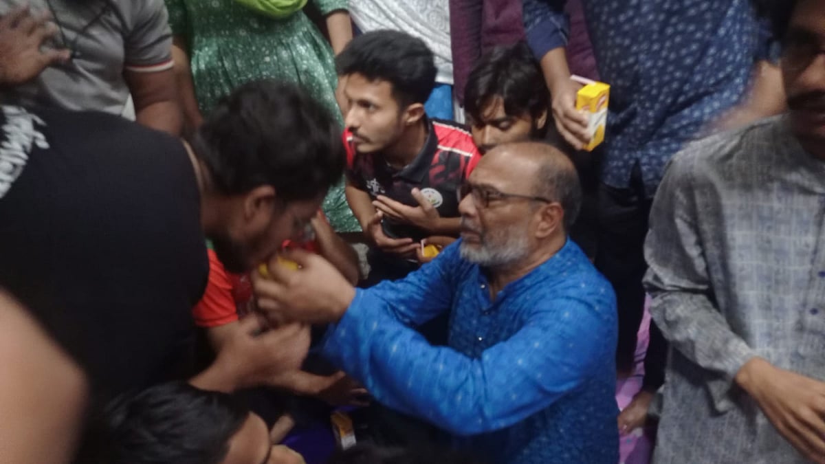 শিক্ষার্থীদের জুস পান করিয়ে অনশন ভাঙাচ্ছেন বরিশাল বিশ্ববিদ্যালয়ের উপাচার্য মোহাম্মদ তৌফিক আলম। শুক্রবার রাত সাড়ে নয়টার দিকে বিশ্ববিদ্যালয়ের একাডেমিক ভবন-১ এর নিচতলায়
