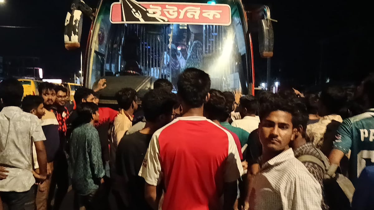 পটুয়াখালী বিজ্ঞান ও প্রযুক্তি বিশ্ববিদ্যালয়ের শিক্ষক ও শিক্ষার্থীদের হেনস্তার অভিযোগে পায়রা সেতু টোল প্লাজা থেকে বাস আটক করে ক্যাম্পাসে নেওয়া হয়েছে। গতকাল বৃহস্পতিবার রাতে