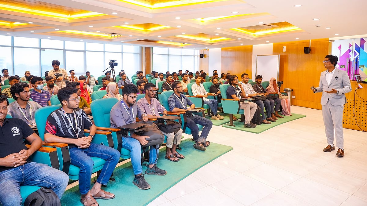 ড্যাফোডিল বিশ্ববিদ্যালয় আয়োজিত কর্মশালায় শিক্ষার্থীরা