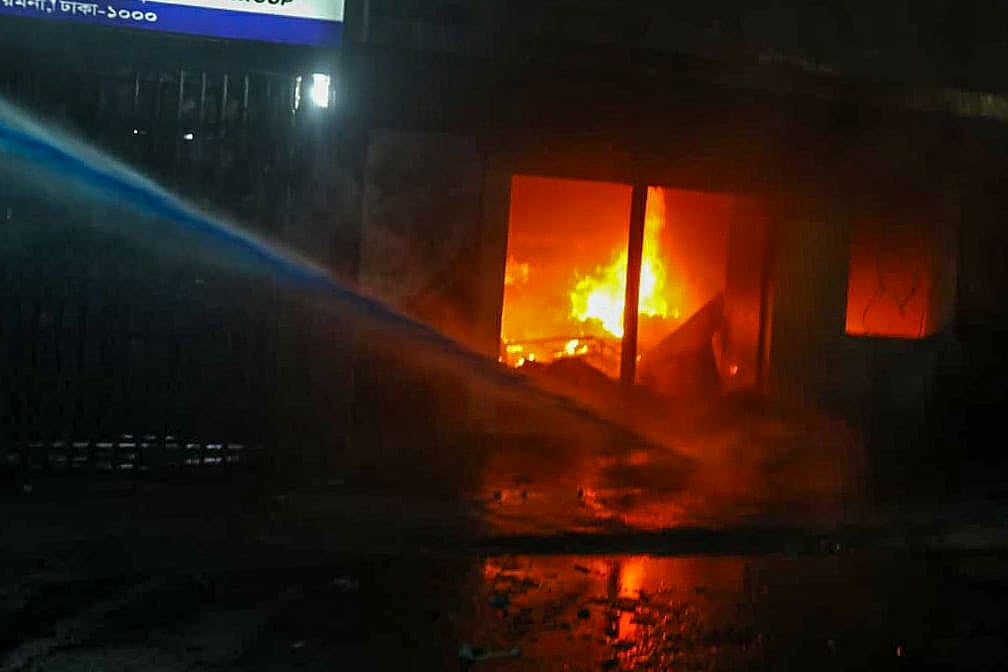 ঢাকার কাকরাইলে জাতীয় পার্টির কেন্দ্রীয় কার্যালয়ে আবারও হামলা, ভাংচুর ও অগ্নিসংযোগ করা হয়েছে। আজ শুক্রবার রাতের চিত্র