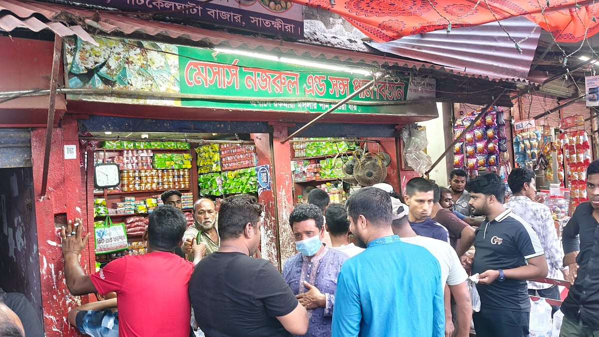 সাতক্ষীরার তালা উপজেলার পাটকেলঘাটা বাজারে নজরুল ইসলামের পানের দোকানে ক্রেতাদের ভিড়। গতকাল বৃহস্পতিবার সন্ধ্যায়