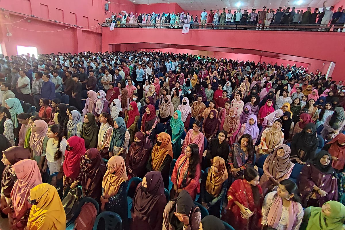 পাবনায় নানা আয়োজনে আর আনন্দ-উল্লাসে অনুষ্ঠান উপভোগ করেন কৃতী শিক্ষার্থী ও অতিথিরা। আজ সকালে বনমালী শিল্পকলা কেন্দ্র মিলনায়তনে