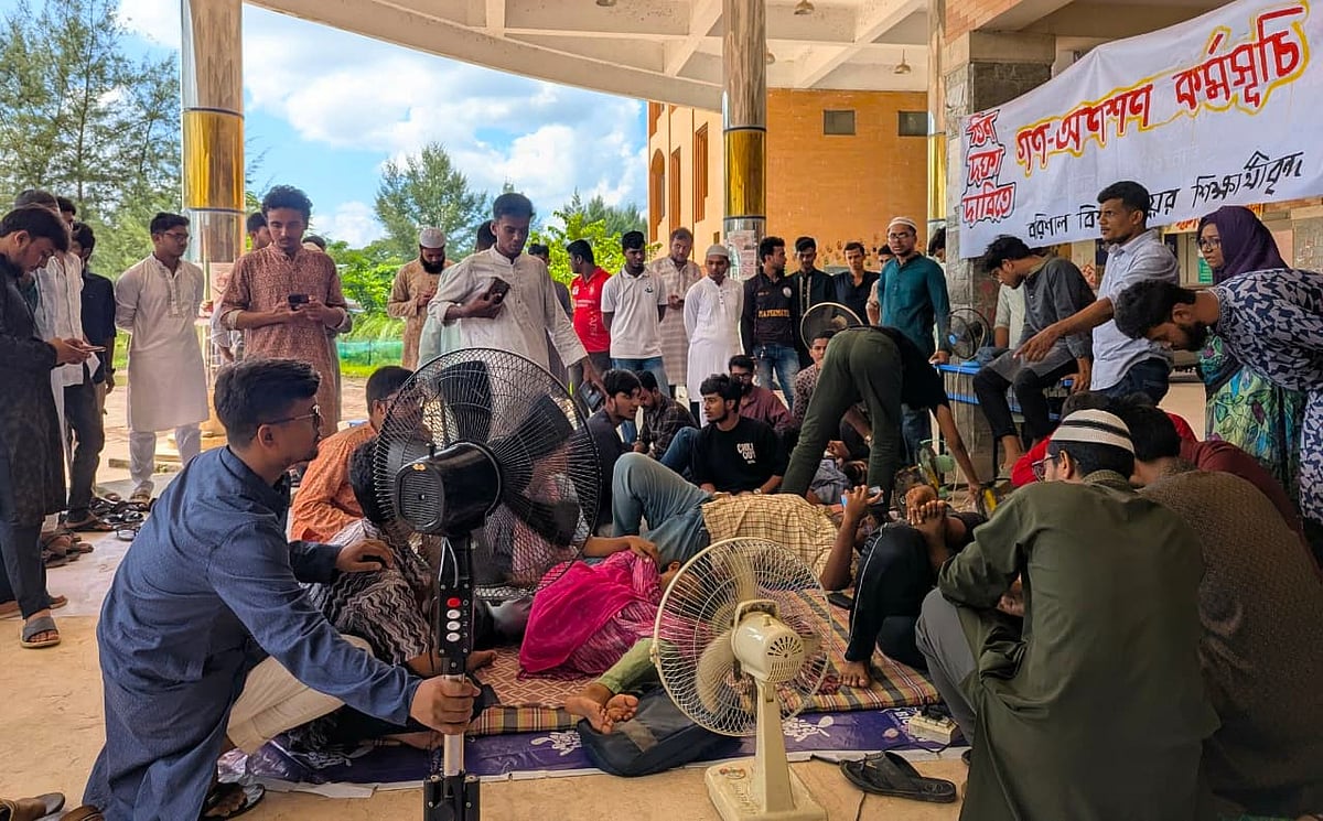 আজ শুক্রবার দুপুরেও চলছে শিক্ষার্থীদের আমরণ অনশন কর্মসূচি