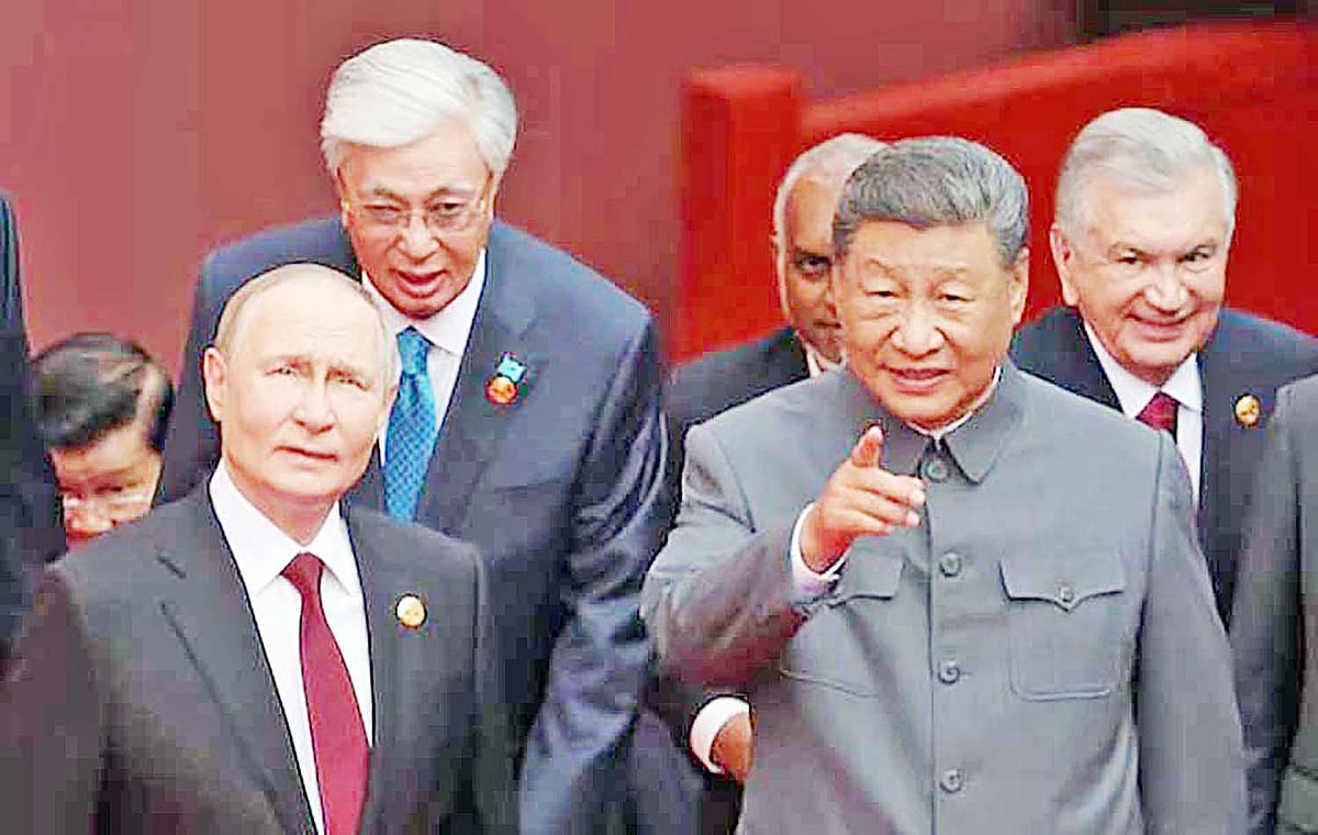 সামরিক কুচকাওয়াজ দেখছেন সি চিন পিং ও ভ্লাদিমির পুতিন