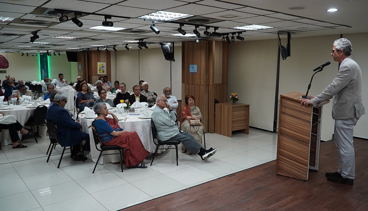 নাগরিক সমাজ, দূতাবাস ও দাতা সংস্থার প্রতিনিধি এবং অন্যান্য অংশীজনের সঙ্গে আলোচনা অনুষ্ঠানে বক্তব্য দেন ট্রান্সপারেন্সি ইন্টারন্যাশনালের (টিআই) চেয়ারপারসন ফ্রাঁসোয়া ভ্যালেরিয়াঁ।  ধানমন্ডিতে টিআইবির কার্যালয়ে। ৪ সেপ্টেম্বর, ২০২৫