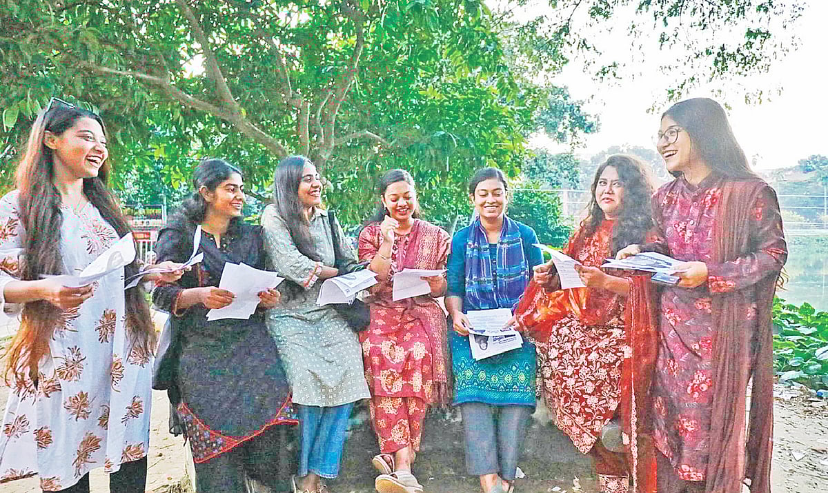 জাহাঙ্গীরনগর বিশ্ববিদ্যালয় কেন্দ্রীয় ছাত্র সংসদ নির্বাচনে অংশ নেওয়া নারী প্রার্থীরা নিজেদের মধ্যে আলোচনা করছেন। গতকাল বিকেলে