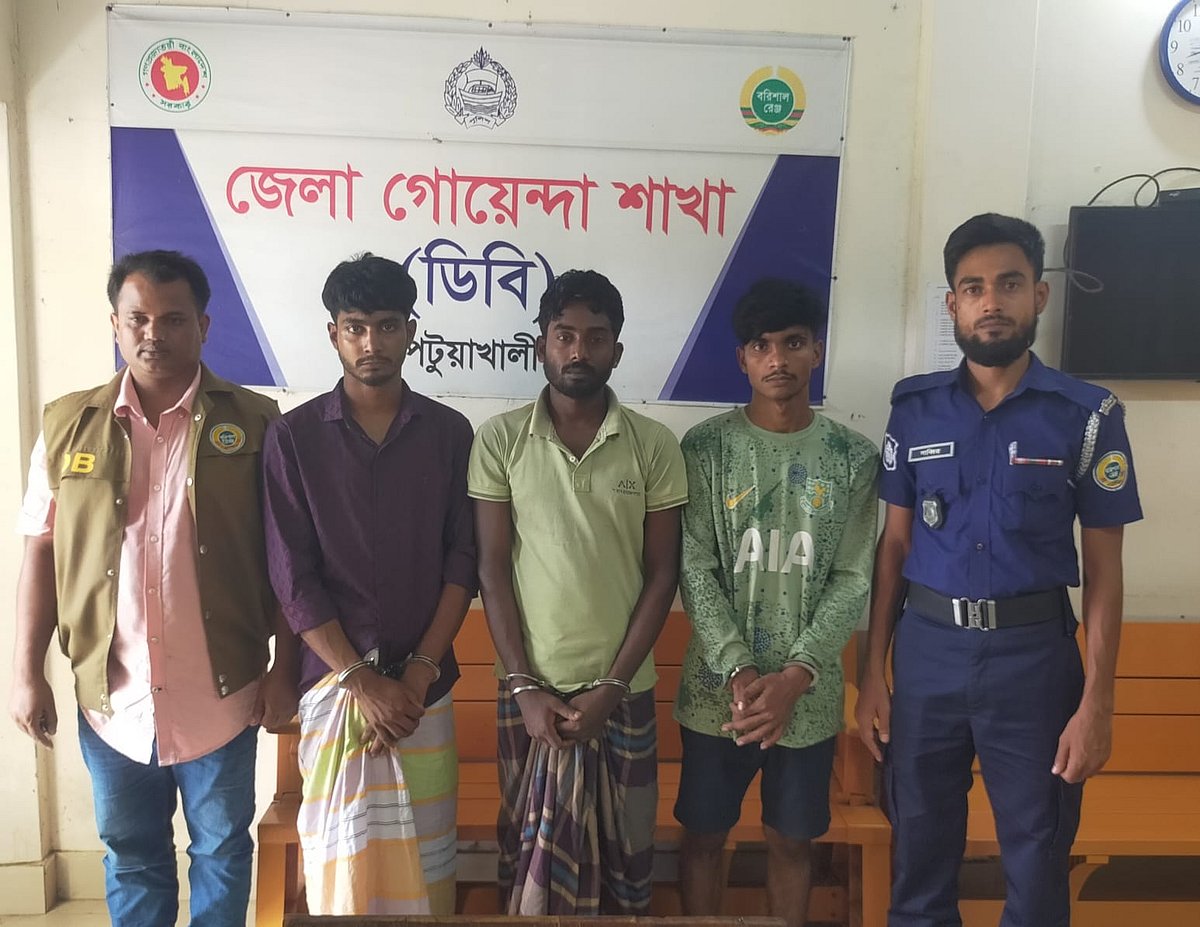 শিক্ষকের বাড়িতে ডাকাতি ও তাঁর স্ত্রীকে ধর্ষণের অভিযোগে তিনজনকে গ্রেপ্তার করেছে পুলিশ। আজ শুক্রবার