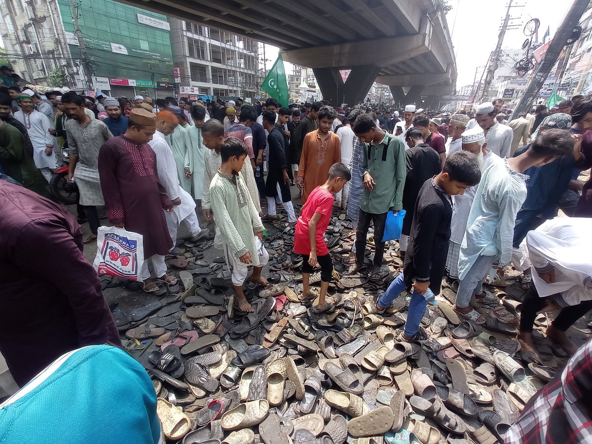 মানুষের ভিড়ের মধ্যে খুলে যাওয়া জুতা সড়কে পড়ে রয়েছে। আজ দুপুরে নগরের মুরাদপুরে