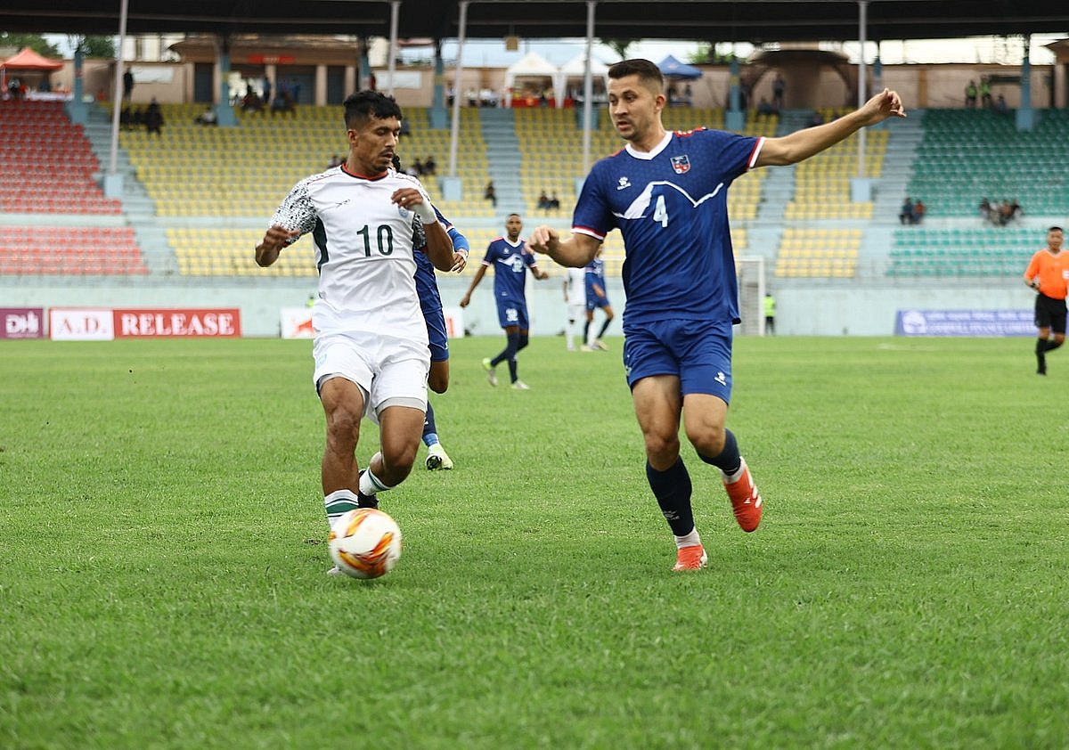 বল নিয়ে এগিয়ে যাওয়ার চেষ্টার রাকিব হোসেন