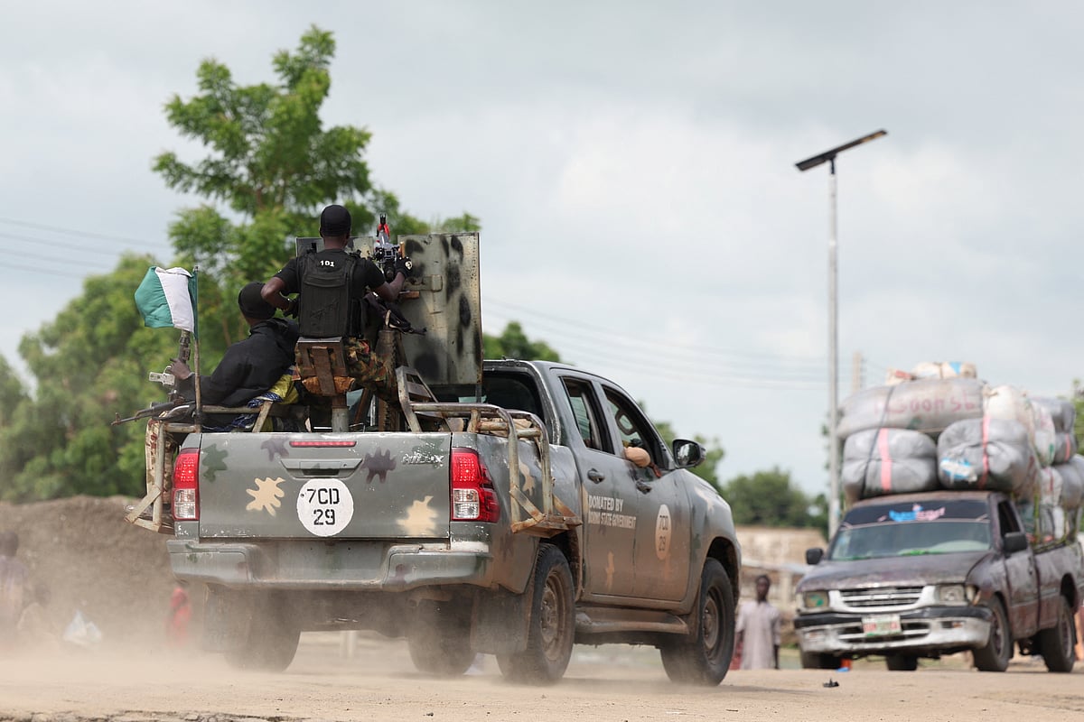 নাইজেরিয়ার বোর্নো রাজ্যের সড়কে সেনাবাহিনীর সদস্যরা গাড়িতে করে টহল দিচ্ছেন