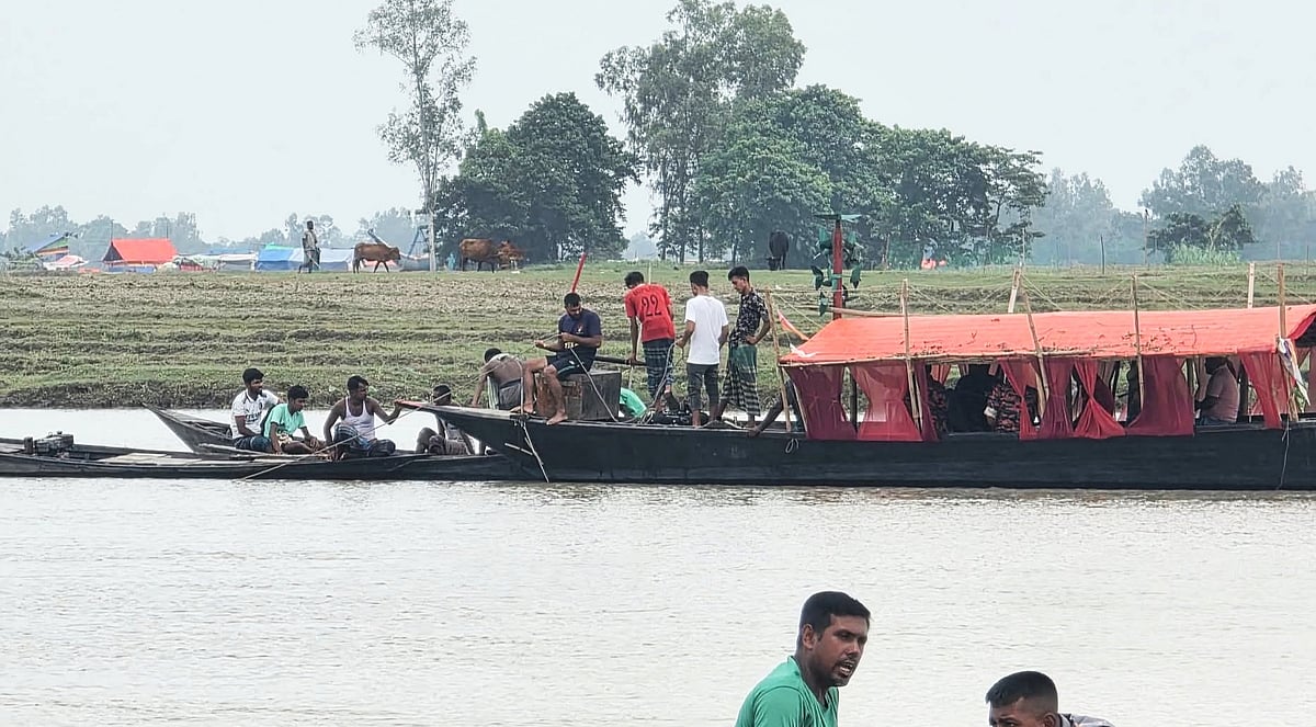 নৌকাডুবিতে নিখোঁজ শিশুকে উদ্ধারে কাজ করছেন ফায়ার সার্ভিসের সদস্যরা। আজ শনিবার সকালে জামালপুরের সরিষাবাড়ী উপজেলার ধারাবর্ষা খেয়াঘাটে