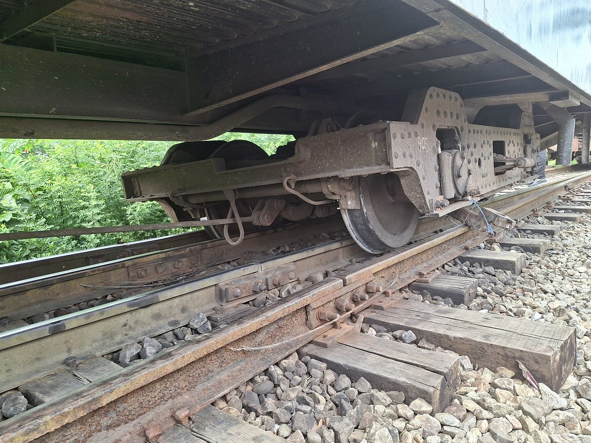 ব্রাহ্মণবাড়িয়ায় চট্টগ্রাম অভিমুখী কর্ণফুলী এক্সপ্রেস ট্রেনের একটি বগি লাইনচ্যুত হয়েছে। শনিবার বিকেলে শহরের কলেজপাড়া লেভেল ক্রসিং এলাকায়