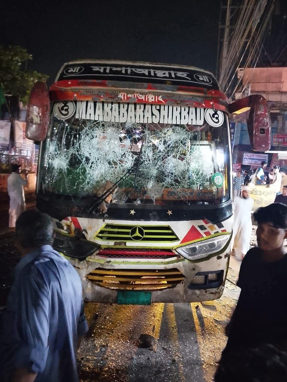 হাটহাজারী বাসস্ট্যান্ড এলাকায় কয়েকটি গাড়ি ভাঙচুর করা হয়