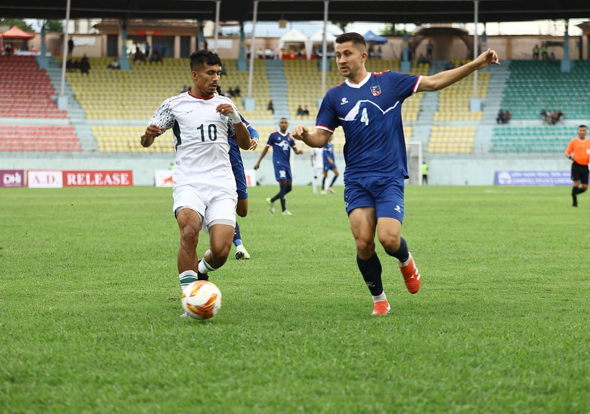 বল নিয়ে এগিয়ে যাওয়ার চেষ্টার রাকিব হোসেন