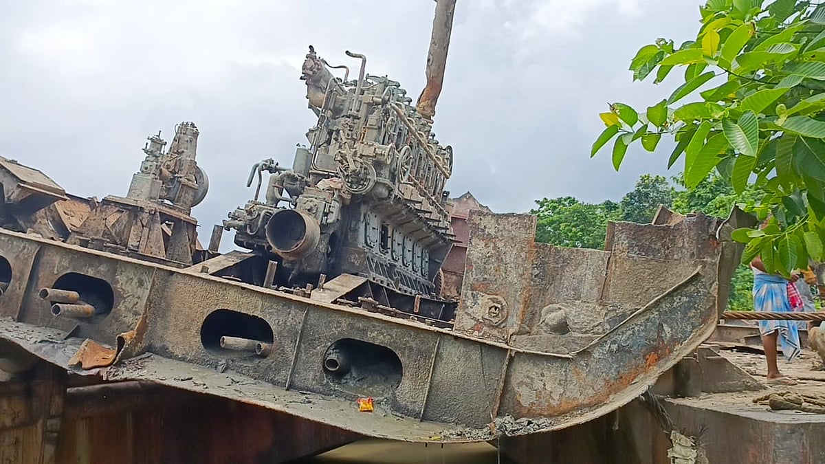 ৩৩ বছর আগে মেহেন্দীগঞ্জের তেঁতুলিয়া নদীতে ডুবে যাওয়া জাহাজ থেকে ইঞ্জিন উদ্ধার করা হয়