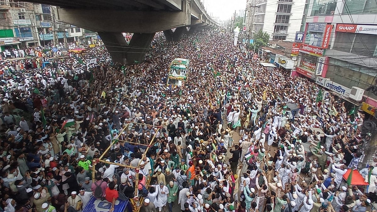 পবিত্র ঈদে মিলাদুন্নবী (সা.) উপলক্ষে চট্টগ্রামে অনুষ্ঠিত হয় ঐতিহ্যবাহী জশনে জুলুস। আজ বেলা সোয়া ১১টায় চট্টগ্রামের মুরাদপুর এলাকায়