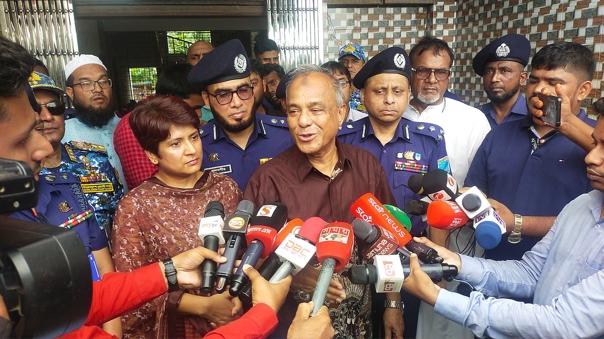 মুন্সিগঞ্জের গজারিয়ার গুয়াগাছিয়া ইউনিয়নের জামালপুরে স্থাপিত অস্থায়ী পুলিশ ক্যাম্প পরিদর্শন শেষে সাংবাদিকদের সঙ্গে কথা বলেন স্বরাষ্ট্র উপদেষ্টা লেফটেন্যান্ট জেনারেল (অব.) জাহাঙ্গীর আলম চৌধুরী। শনিবার বিকেলে