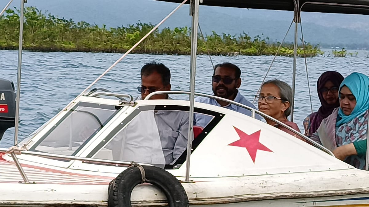 সুনামগঞ্জের টাঙ্গুয়ার হাওর পরিদর্শনে মৎস্য ও প্রাণিসম্পদ মন্ত্রণালয়ের উপদেষ্টা ফরিদা আখতার। আজ শনিবার সকালে