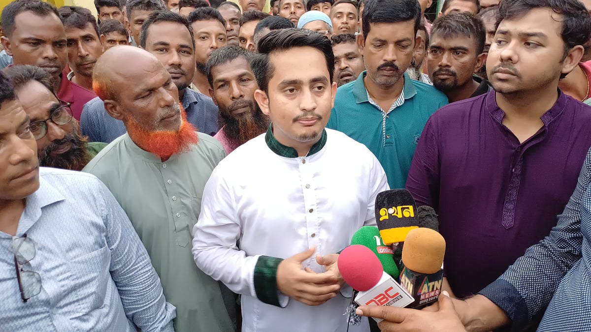 পঞ্চগড়ে কুলি শ্রমিকদের সঙ্গে মতবিনিময় সভা শেষে সাংবাদিকদের সঙ্গে কথা বলছেন এনসিপির উত্তরাঞ্চলের মুখ্য সংগঠক সারজিস আলম। শনিবার সন্ধ্যার আগে পঞ্চগড় শেরেবাংলা পার্ক-সংলগ্ন এলাকায়