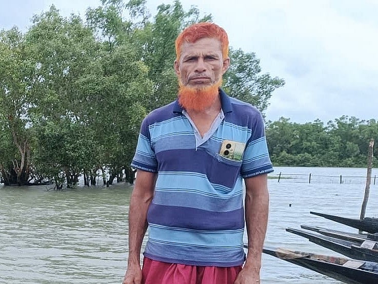 সুন্দরবনে মাছ ধরেন নূরুল ইসলাম সরদার