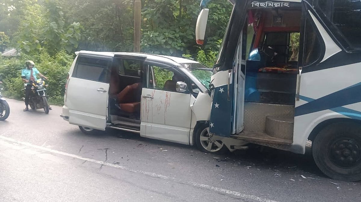 রাঙামাটির বেতবুনিয়া এলাকায় বাসের সঙ্গে একটি মাইক্রোবাসের সংঘর্ষ হয়। আজ সকালে তোলা