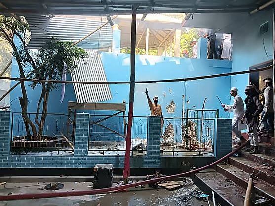 গত শুক্রবার রাজবাড়ীর গোয়ালন্দে নুরুল হক ওরফে নুরাল পাগলার দরবার শরিফে হামলা চালিয়ে ভাঙচুর করা হয়।