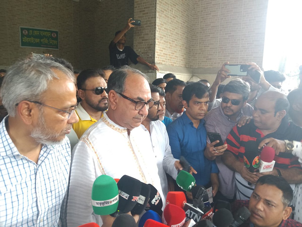 গণ অধিকার পরিষদের সভাপতি নুরুল হককে ঢাকা মেডিকেল কলেজ হাসপাতালে দেখার পর সাংবাদিকদের সঙ্গে কথা বলছেন বিএনপির স্থায়ী কমিটির সদস্য মির্জা আব্বাস