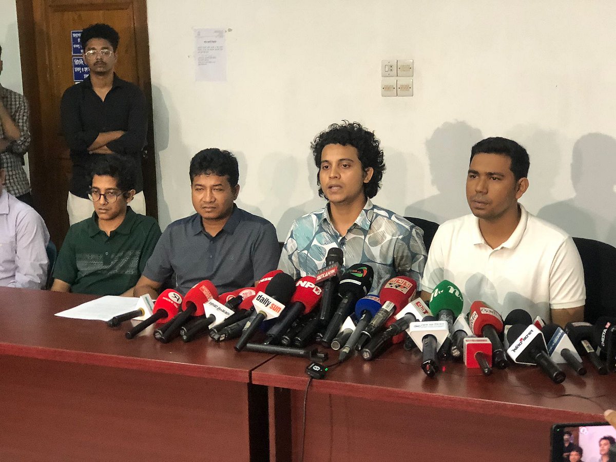 বিশ্ববিদ্যালয়ের নবাব নওয়াব আলী চৌধুরী সিনেট ভবনে রিটার্নিং কর্মকর্তার কার্যালয়ের সামনে সাংবাদিকদের ব্রিফ করেন তানভীর আল হাদী মায়েদ। ৬ সেপ্টেম্বর