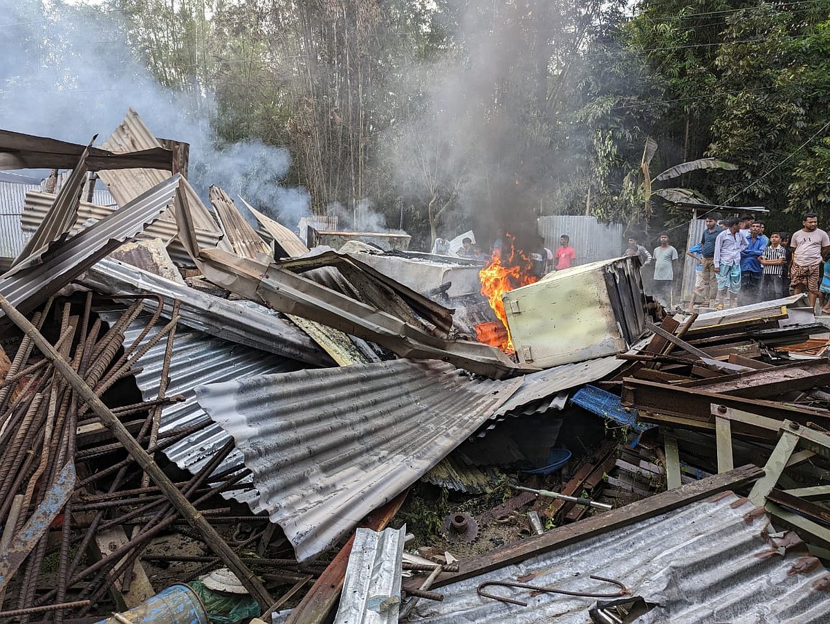 শরীয়তপুরের জাজিরায় এক ব্যক্তিকে নির্যাতন করে চোখ নষ্ট করে দেওয়ার অভিযোগে অভিযুক্তের বাড়ি আগুন দিয়ে পুড়িয়ে দেন এলাকাবাসী। শনিবার বিকেলে উপজেলার মোহর আলী শিকদারকান্দি গ্রামে