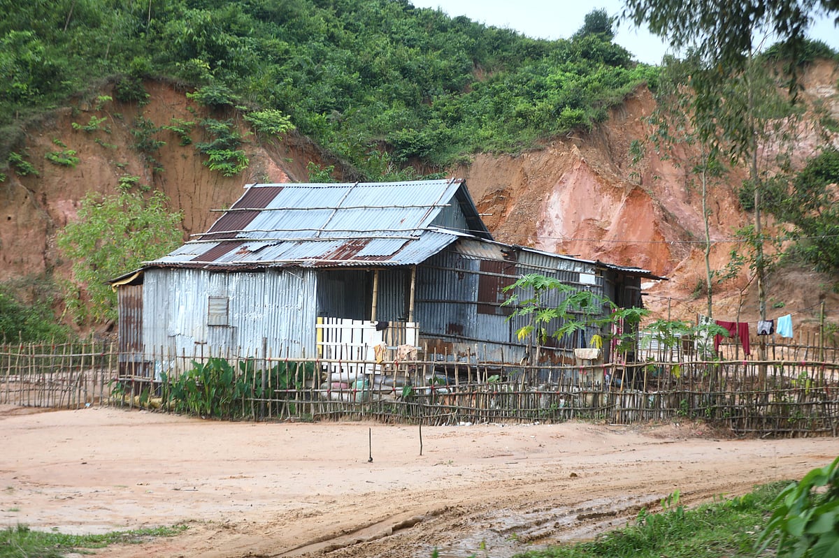 বসতঘরের আড়ালে কাটা হচ্ছে টিলা। সিলেট সদরের খাদিমপাড়া ইউনিয়নের ছড়ারপাড় এলাকায়। সোমবার বিকেলে