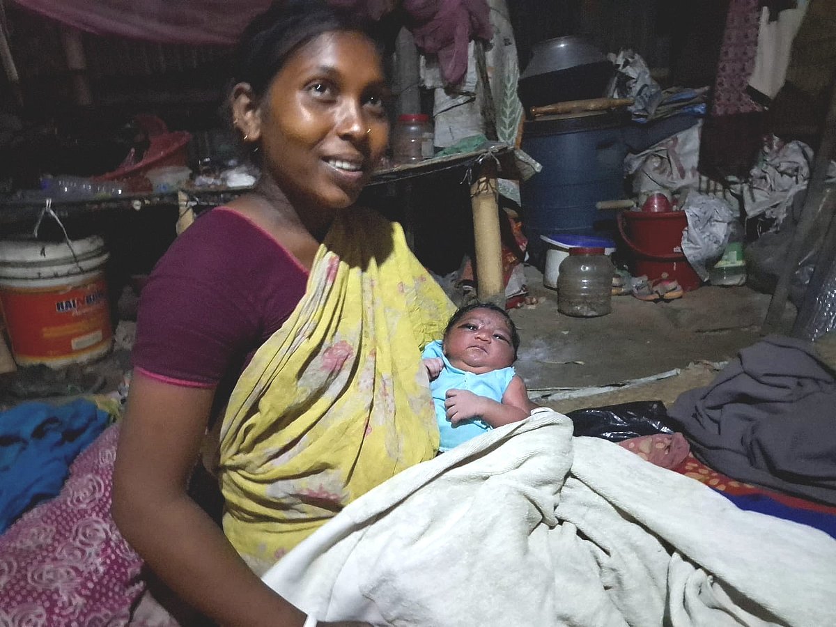 উচ্ছেদের আতঙ্কের মধ্যে রাজশাহীর পাহাড়িয়া মহল্লায় পার্বতীর কোলজুড়ে এসেছে কন্যাসন্তান। শুক্রবার রাতে রাজশাহী নগরের মোল্লাপাড়া এলাকায়