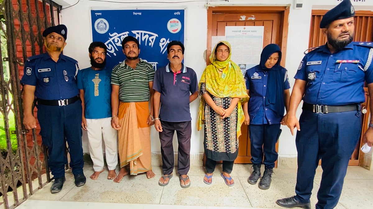 অপহরণের নাটক সাজানোর অভিযোগে করা মামলায় চারজনকে গ্রেপ্তার করেছে পুলিশ। শনিবার দুপুরে নড়াইল সদর থানায়