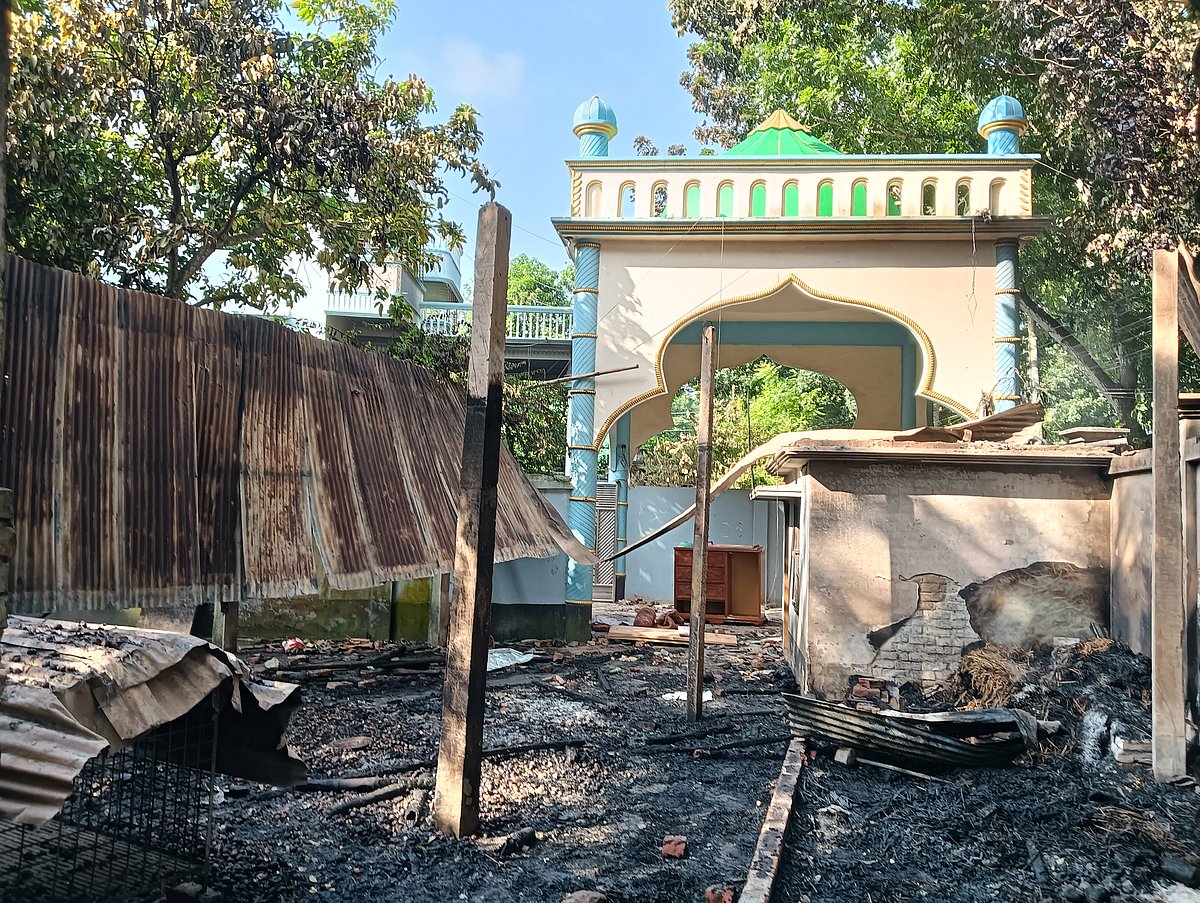 রাজবাড়ীর গোয়ালন্দে নুরাল পাগলার বাড়ি ও দরবারে গত শুক্রবার হামলা–ভাঙচুর–অগ্নিসংযোগ করা হয়