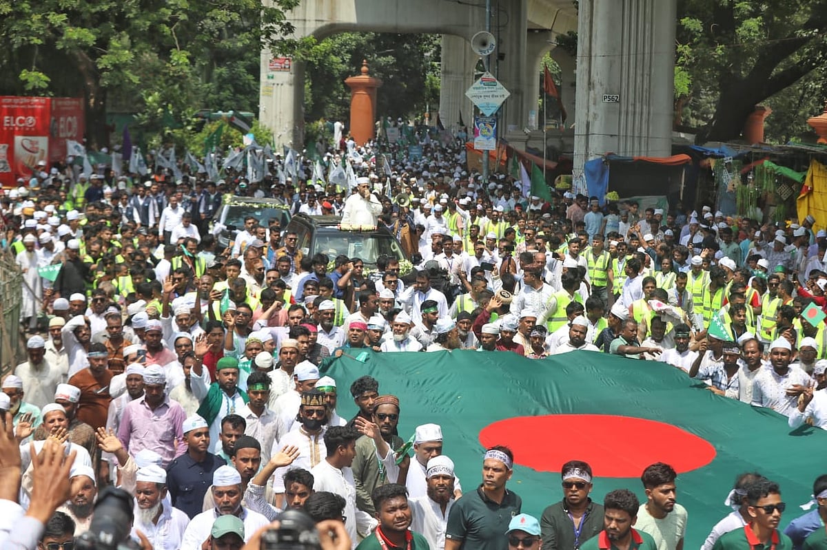 পবিত্র ঈদে মিলাদুন্নবী (সা.) রাজধানীর সোহরাওয়ার্দী উদ্যান থেকে মিছিল বের হয়। আজ শনিবার সকালে