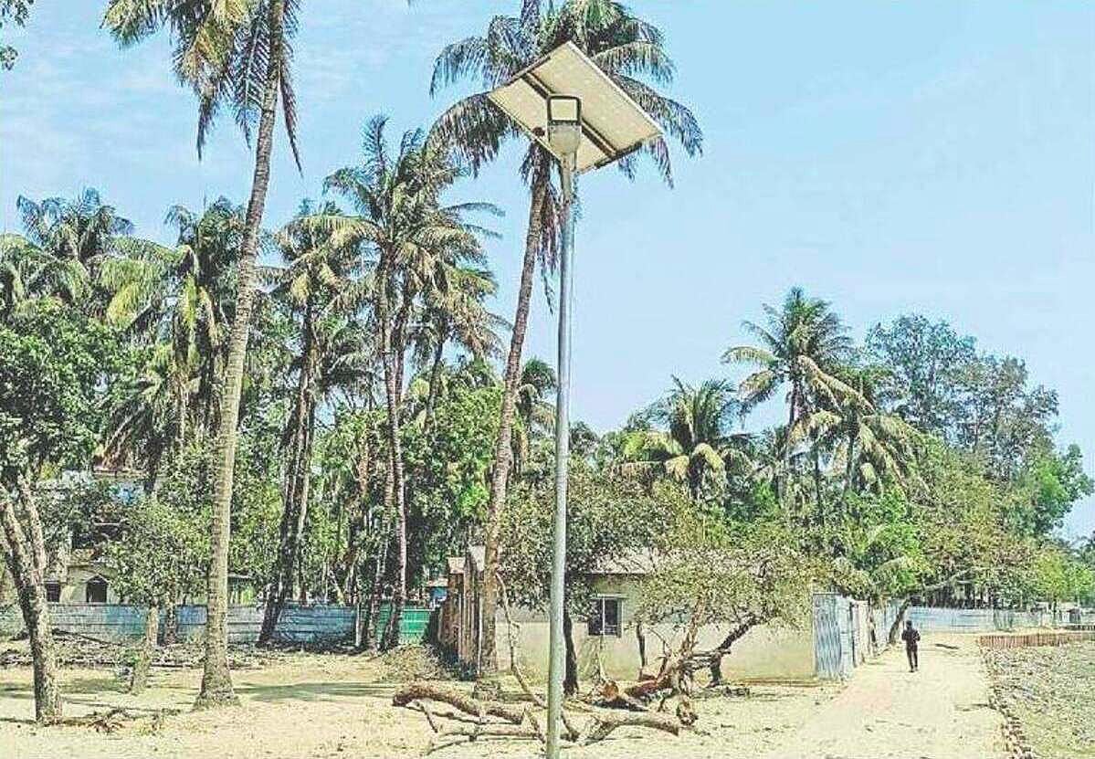 কক্সবাজার পৌরসভার সমিতিপাড়ায় অচল সৌরবাতি। সম্প্রতি তোলা