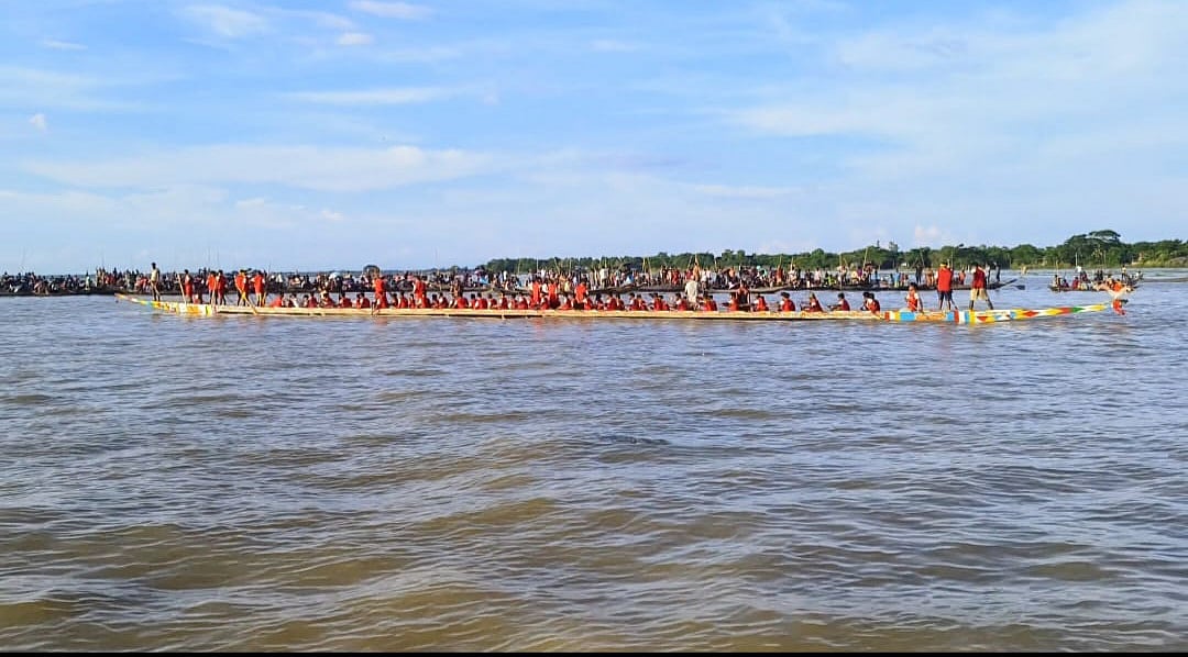 মৌলভীবাজারের জুড়ী উপজেলায় হাকালুকি হাওরে নৌকাবাইচ দেখতে অনেক মানুষ ভীড় করে