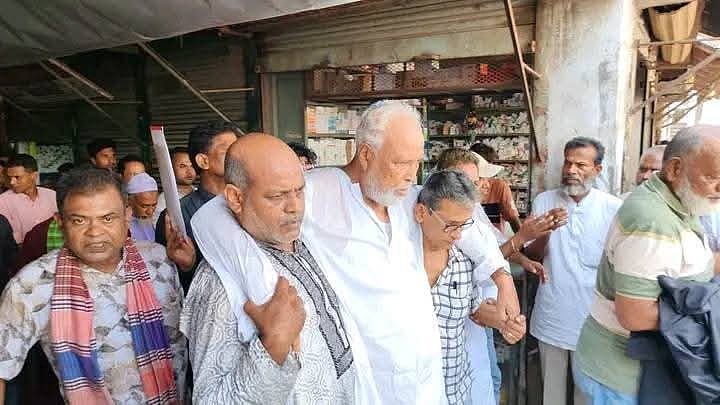 অসুস্থ অবস্থায় কাদের সিদ্দিকী দুজনের কাঁধে ভর করে অনুষ্ঠানস্থল ত্যাগ করে গাড়িতে ওঠেন। আজ বেলা আড়াইটার দিকে টাঙ্গাইলের সখীপুর উপজেলা কৃষক শ্রমিক জনতা লীগের দলীয় কার্যালয়