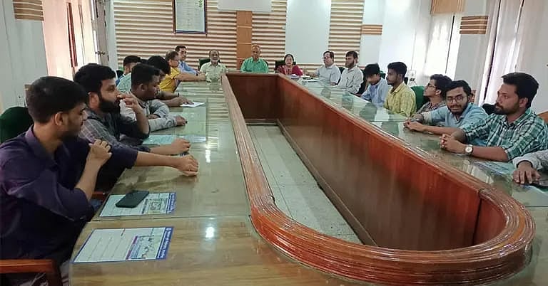 বাংলাদেশ কৃষি বিশ্ববিদ্যালয়ে ছয় দফা নিয়ে আজ দ্বিতীয়বারের মতো শিক্ষকদের সঙ্গে বৈঠক করেন আন্দোলনকারী শিক্ষার্থীরা। শনিবার বেলা ১১টায় বিশ্ববিদ্যালয়ের ছাত্রবিষয়ক দপ্তরের সম্মেলনকক্ষে