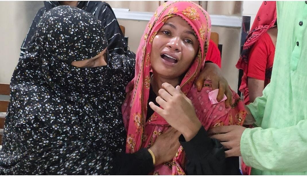 চট্টগ্রাম মেডিকেল কলেজ হাসপাতালের সামনে আহাজারি করছেন জুলুসে পদদলিত হয়ে মারা যাওয়া কিশোর সাইফুল ইসলামের স্বজনেরা। আজ বেলা আড়াইটার দিকে তোলা